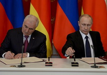 Леонид Тибилов и Владимир Путин подписывают договор о "союзничестве и интеграции". Фото: kremlin.ru